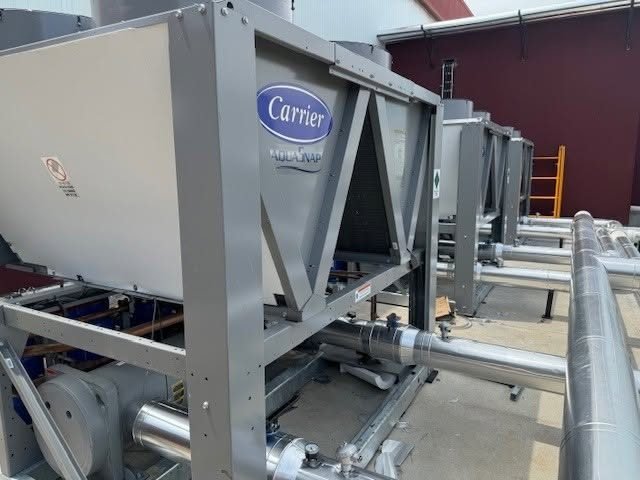 Chillers Carrier instalados con tubería de proceso