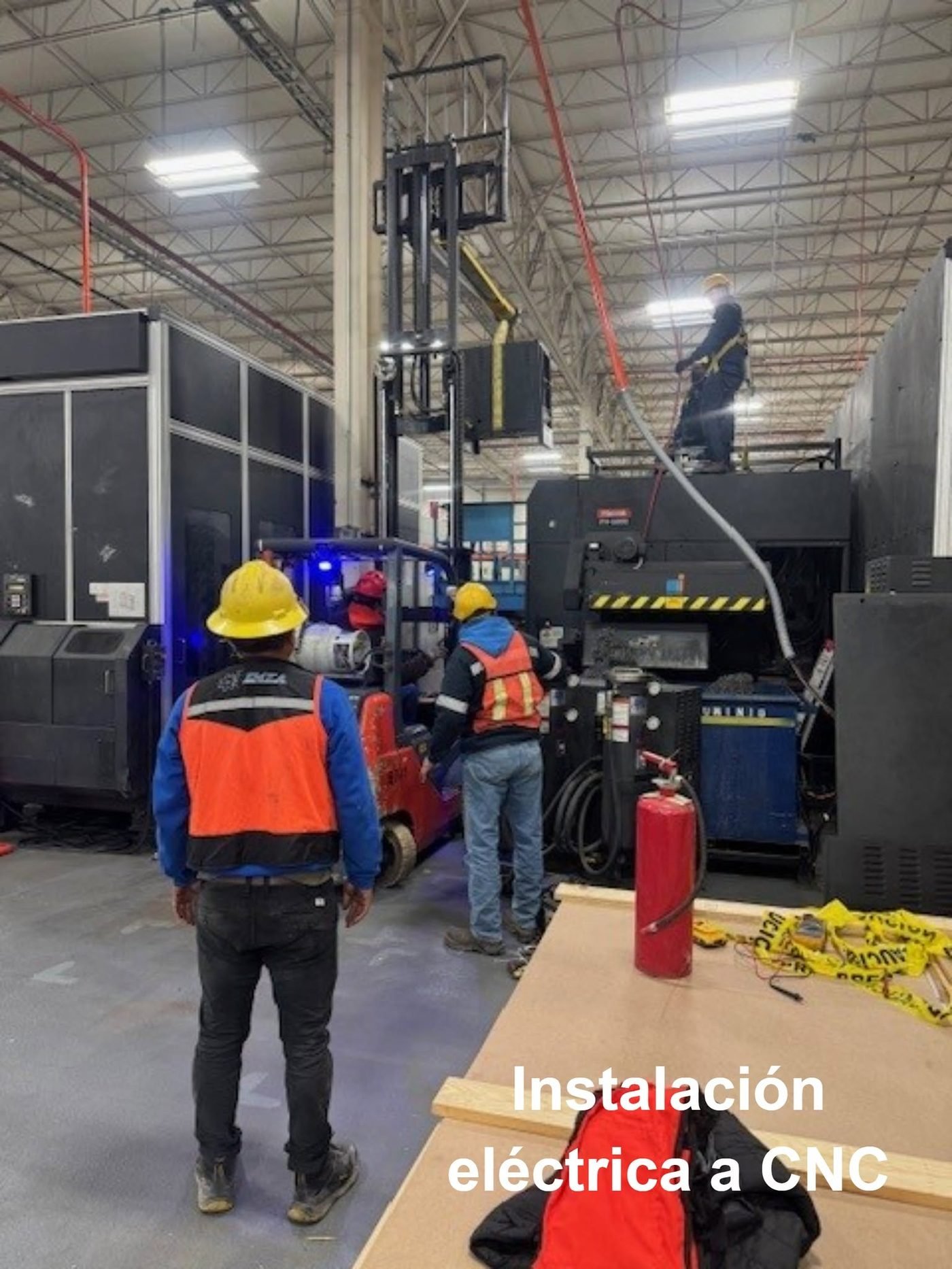 Instalación eléctrica a máquina CNC en planta industrial