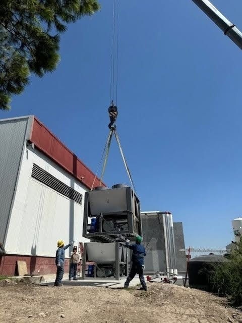Izaje e instalación de chiller con grúa en sitio, Monterrey
