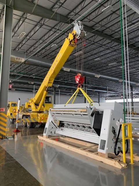 Montaje de maquinaria con grúa dentro de nave industrial, Monterrey
