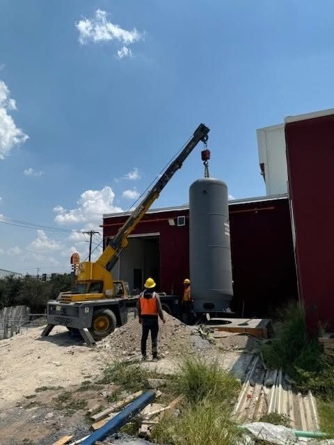 Izaje e instalación de tanque de aire comprimido con grúa
